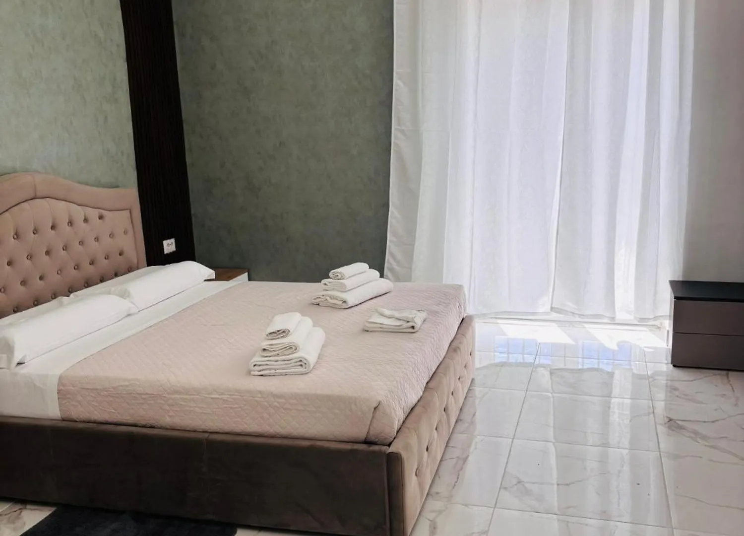 Dante Suite Bari 0*,