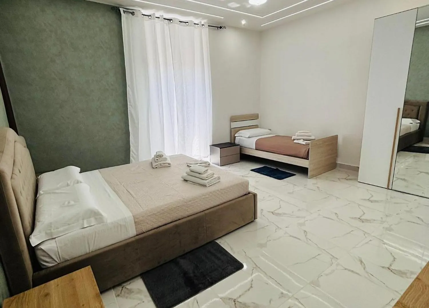 Dante Suite Bari 0*,